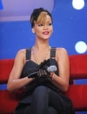 Rihanna BET Hard (3)